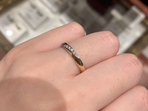 【ケイウノ ブライダル(K.UNO BRIDAL)の口コミ】 メレダイヤを使った結婚指輪を探していてこちらに伺いました。華奢なデザ…