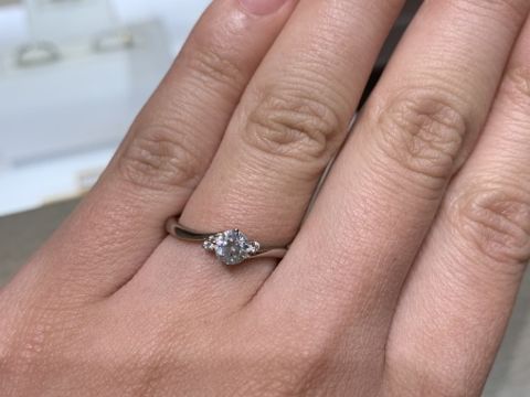 【アイプリモ(I-PRIMO)の口コミ】 自然なウェーブが肌に馴染み、指がとても綺麗に見える指輪でした。指輪に…