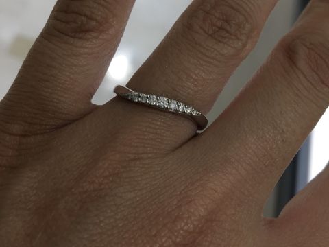 【ヴァンドーム青山(VENDOME AOYAMA)の口コミ】 くびれの入った、ウェーブがかったデザインが好みで試着しました。ダイヤ…