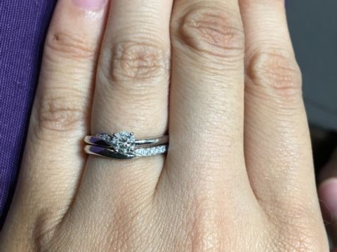 【俄(にわか)の口コミ】 重ね付けにより、結婚指輪・婚約指輪とでダイヤが一本の線で流れるように…