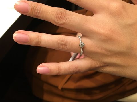 【FOREVERMARK(フォーエバーマーク)の口コミ】 真ん中にメインのダイヤがあり、周囲が小さなダイヤでぐるっと囲まれてい…