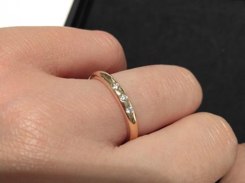 【ティファニー(Tiffany & Co.)の口コミ】 ティファニーで3つのダイヤモンドがはめ込まれているタイプの結婚指輪を試…