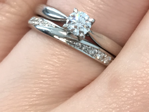 【エクセルコダイヤモンド(EXELCO DIAMOND)の口コミ】 婚約指輪は大切なダイヤモンドが際立つようリングはシンプルなものがよか…