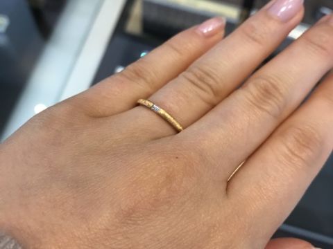 【TOMOE(トモエ)の口コミ】 バケット型のダイヤがあまり他にないので、周りの方と被らないようなデザ…