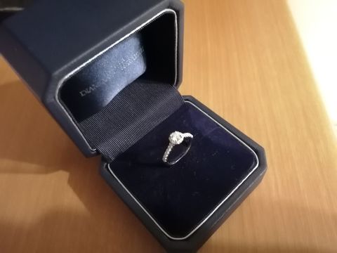 【銀座ダイヤモンドシライシの口コミ】 初めてこ婚約指輪選びでしたがいろんなデザインを出して好みのものを見つ…