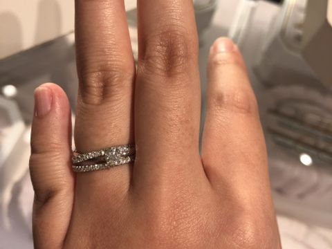 【agete(アガット)の口コミ】 ハーフエタニティの結婚指輪とハーフエタニティとシルバーリングが交差し…