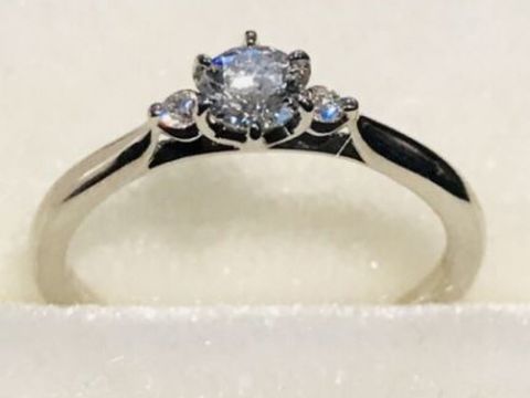 【エルサカエの口コミ】 こちらの指輪はシンプルかつ美しいデザインで、大きなダイヤモンドが真ん…