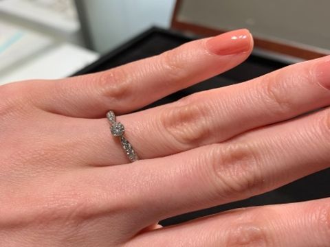 【ティファニー(Tiffany & Co.)の口コミ】 女性らしい印象の指輪です。
ダイヤモンドのサイズにより、印象が少し変わ…