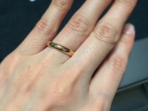 【ヴァン クリーフ＆アーペル(Van Cleef & Arpels)の口コミ】 関節がゴツゴツしており指の根本で指輪が回ってしまうため、シンプルで向…