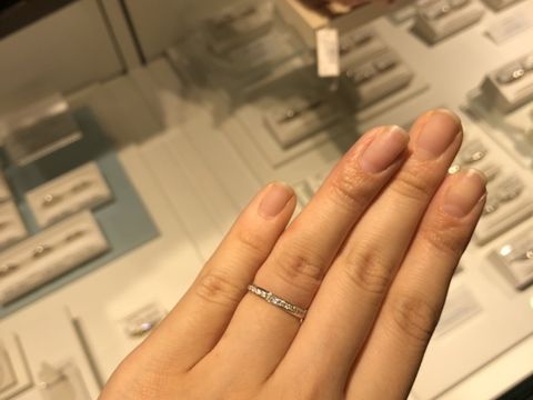 【Ponte Vecchio(ポンテヴェキオ)の口コミ】 プラチナのストレートタイプのシンプルな指輪です。
真ん中にダイヤがあり…