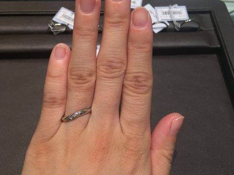 【アイプリモ(I-PRIMO)の口コミ】 ウェーブラインにダイヤが数石入ったものでシンプルでありながらもとても…