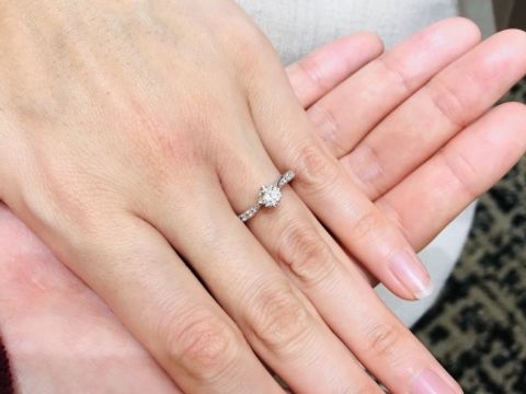 【ラザール ダイヤモンド(LAZARE DIAMOND)の口コミ】 曲線的なデザインを探している中で出会ったデザインです。サイドのメレも…