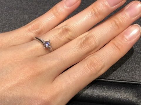 【エクセルコダイヤモンド(EXELCO DIAMOND)の口コミ】 4本爪でサイドにもダイヤモンドかはいっているデザインを探しでいたので、…