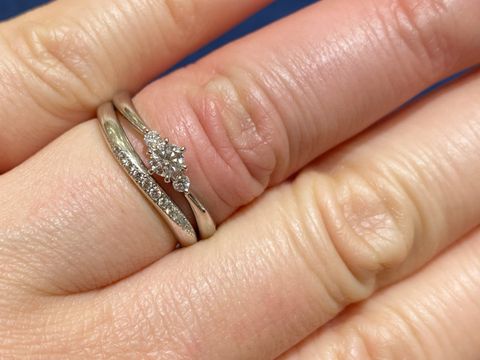 【銀座ダイヤモンドシライシの口コミ】 全体的に、花をイメージしたようなデザインが多く、特に試着させていただ…