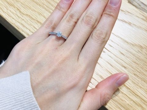 【BIJOUPIKO(ビジュピコ)の口コミ】 真ん中の石が4点止めのでサイドにダイヤが入っているデザインを探していた…