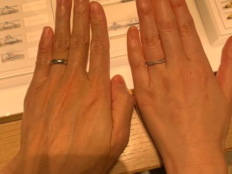 【ティファニー(Tiffany & Co.)の口コミ】 男性はシンプルなプラチナのフラットなリングです。
女性はプラチナのあい…