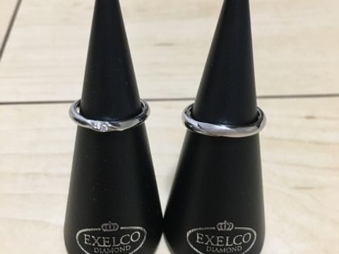 【エクセルコダイヤモンド(EXELCO DIAMOND)の口コミ】 女性用の指輪は、中央にダイヤモンド3石入っており、キラキラしつつも、年…