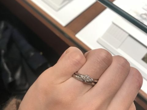 【銀座ダイヤモンドシライシの口コミ】 この指輪は、大きなダイヤの両サイドに小さなダイヤを並べることで、存在…
