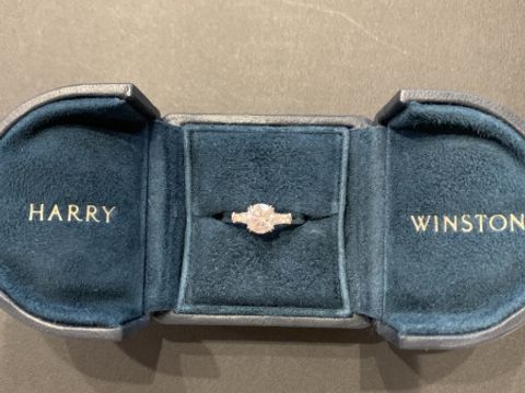 【ハリー・ウィンストン(Harry Winston)の口コミ】 ブライダルリングの三大ブランドだったので選びました！真ん中のダイヤと…