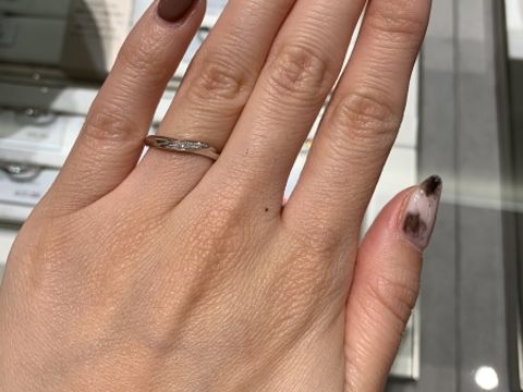 【アイプリモ(I-PRIMO)の口コミ】 動きのあるデザインのため、結婚指輪だけでも存在感のある指輪でした。重…