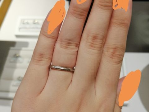 【銀座ダイヤモンドシライシの口コミ】 少し大人っぽいデザインでとても可愛かったです。
真ん中に斜めのダイヤが…