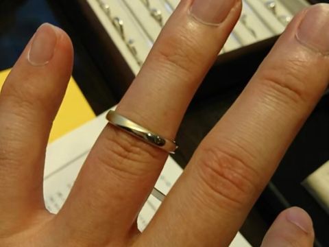 【ケイウノ ブライダル(K.UNO BRIDAL)の口コミ】 おすすめポイントは、艶消しが斜めに入っていて、指が長く見えることです…