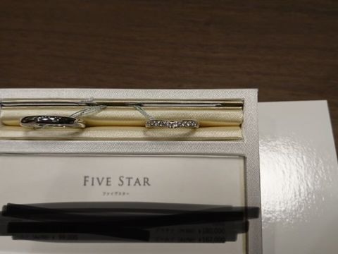 【ANTWERP BRILLIANT(アントワープブリリアント)の口コミ】 この指輪のおすすめポイントは、とてもさりげなくV字のデザインになってい…