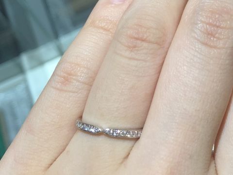 【DIYARTH(ディヤース)の口コミ】 こちらの指輪は婚約指輪など、真ん中に石のあるデザインと一緒に着けても…