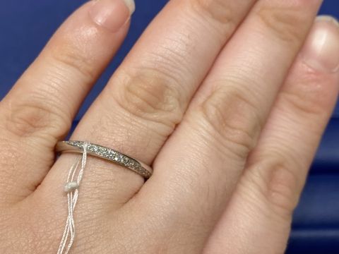 【銀座ダイヤモンドシライシの口コミ】 メレダイヤ、ミル打ちの指輪を試着。
メレダイヤは輝いて綺麗ですが、仕事…