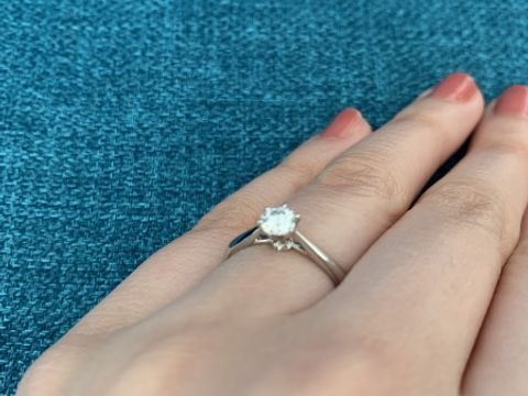 【銀座ダイヤモンドシライシの口コミ】 婚約指輪のダイヤモンドが、大きく1番輝いていたことと、シンプルで主張し…