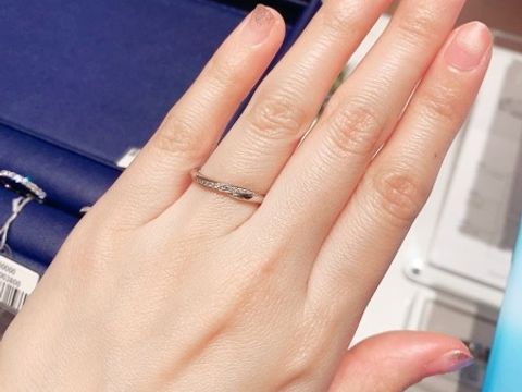 【銀座ダイヤモンドシライシの口コミ】 輝きも非常に綺麗で、落ち着いた女性らしさも合わせもっている指輪だと感…