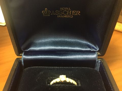 【ROYAL ASSCHER(ロイヤル・アッシャー)の口コミ】 初めはエンゲージリングは考えていませんでした。しかし、主人がやはりき…