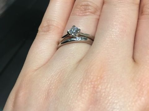 【銀座ダイヤモンドシライシの口コミ】 ウェーブの地金に一粒ダイヤモンドが付いたシンプルなデザインです。どこ…