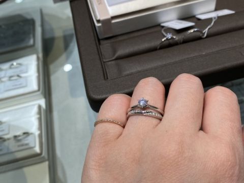 【アイプリモ(I-PRIMO)の口コミ】 婚約指輪は横から見たら大きいダイヤの下に3×3のメレダイヤが入って…