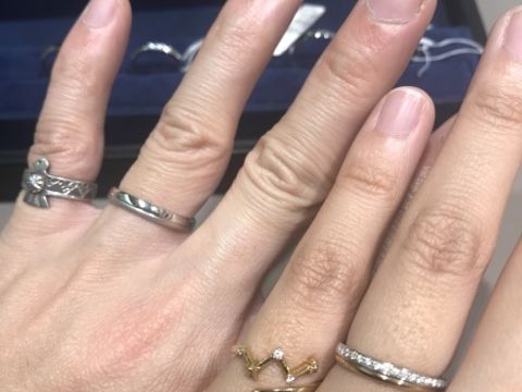 【4℃ BRIDAL(ヨンドシーブライダル)の口コミ】 ゴールドとハーフエタニティが合わさったタイプで、ダイヤのキラキラの華…