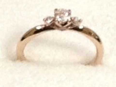 【LUCIE(ルシエ)の口コミ】 シンプルだけど安っぽくないデザインで探しました。マリッジリングとの重…