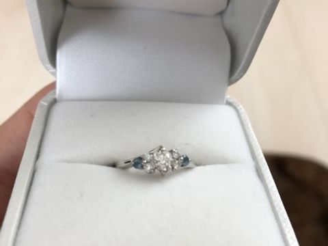 【Only You(オンリーユー)の口コミ】 大きなダイヤモンドの両脇に、控えめにアクアマリンを使用しており、とて…