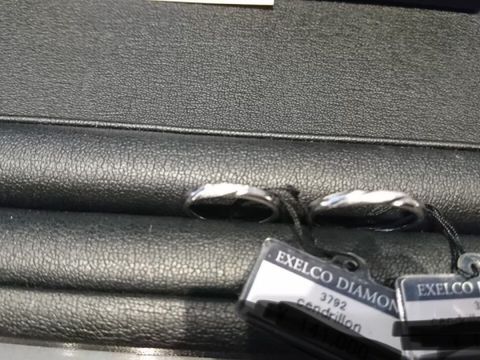 【エクセルコダイヤモンド(EXELCO DIAMOND)の口コミ】 この指輪は、女性のほうは斜めにダイヤモンドが入っています。また、男性…