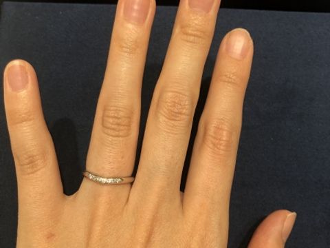 【4℃ BRIDAL(ヨンドシーブライダル)の口コミ】 ゆるやかなＵ字が指を長く綺麗に見せてくれる指輪だなと思いました。持っ…