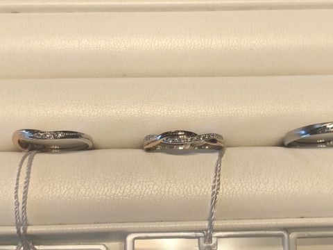 【I's stone(アイズストーン)の口コミ】 指輪が交差したデザインで、ダイヤがキラキラ輝いているのがとても気に入…