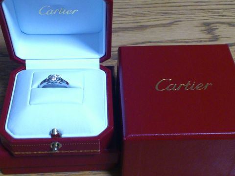 【カルティエ(Cartier)の口コミ】 プラチナでかわいらしい雰囲気と婚約指輪としての厳かさを兼ね備えた指輪…