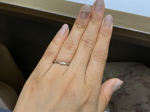 【ラザール ダイヤモンド(LAZARE DIAMOND)の口コミ】 BAYBERRYというデザインです。形はウェーブで、真ん中にギュッと石が詰ま…