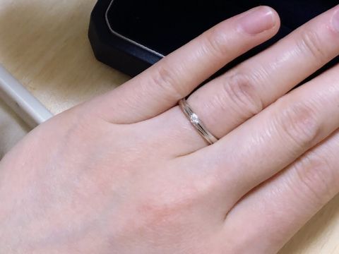 【銀座ダイヤモンドシライシの口コミ】 デザインが手と手を取り合いという2人の今後のことが込められているデザイ…