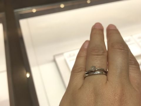 【俄(にわか)の口コミ】 雪のデザインの指輪を探していました。
こちらの商品は雪や桜、自然をテー…