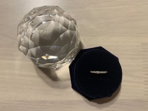 【4℃ BRIDAL(ヨンドシーブライダル)の口コミ】 結婚指輪と重ね付けできるものを探していて、こちらにしました。エンゲー…