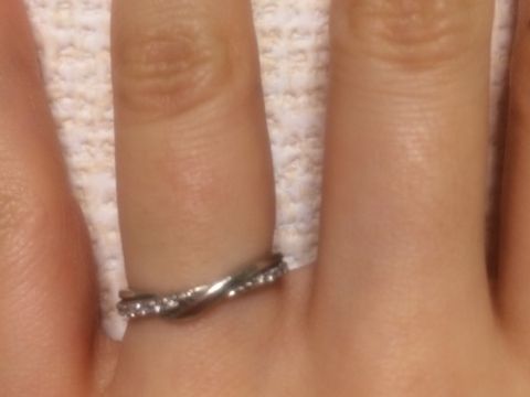 【STAR JEWELRY(スタージュエリー)の口コミ】 普通のかまぼこ型ではなく、少し変わったデザインがよかったので、ハーフ…