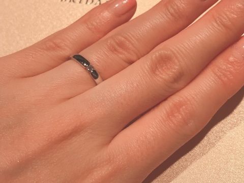 【TASAKI(タサキ)の口コミ】 シンプルなストレートラインで真ん中に一粒ダイヤがあるデザインです。ダ…