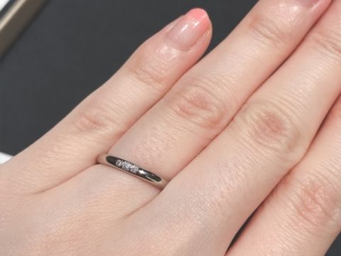 【ラザール ダイヤモンド(LAZARE DIAMOND)の口コミ】 ストレートタイプに3つの埋め込みダイヤが入ったデザインです。プラチナ部…