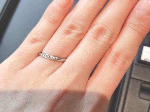 【ROYAL ASSCHER(ロイヤル・アッシャー)の口コミ】 ウェーブデザインですが、ストレート好みの私でも気づかなかったくらいス…