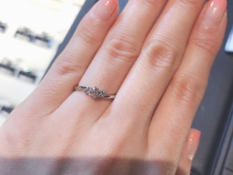 【ROYAL ASSCHER(ロイヤル・アッシャー)の口コミ】 メレダイヤとウェーブのあるリングデザインに一目ぼれしました。シンプル…